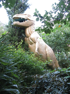 Огромная скульптура динозавра в зоопарке «Сказка»