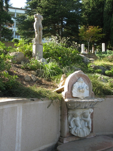 Скульптура и фонтан в парке