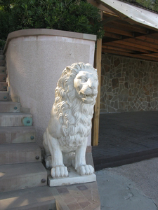 Мраморные львы у входа в парк