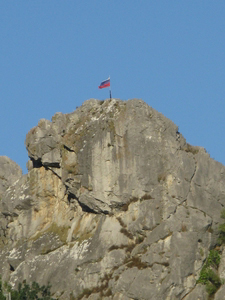 Российский флаг на вершине скалы