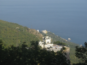 Вид на церковь на краю скалы в Крыму