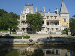 Красивый вид на Массандровский дворец в Крыму