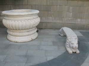 Скамейка в виде льва перед Ливадийским дворцом