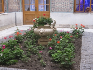 Красивые цветы во внутреннем дворике Ливадийского дворца