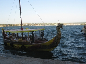 Кораблик в виде дракона для морской прогулки в Севастополе