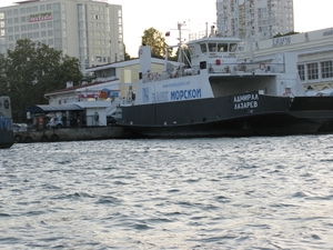 Морской корабль в бухте Севастополя