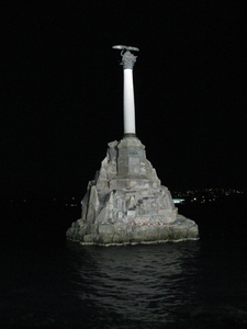 Памятник затопленным кораблям под луной в Севастополе