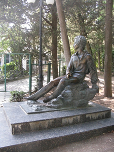 Памятник Пушкину в Гурзуфском парке в Крыму