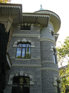 Красивый фасад здания в Гурзуфском парке