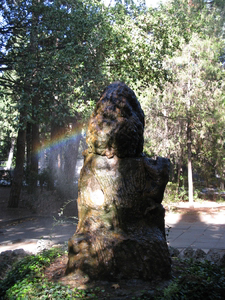 Радуга над фонтаном «Медведица с медвежатами» в Гурзуфском парке