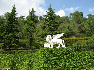 Мраморный лев с крыльями в парке у Юсуповского дворца