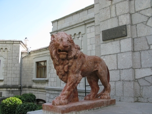 Львы у входа в дворец