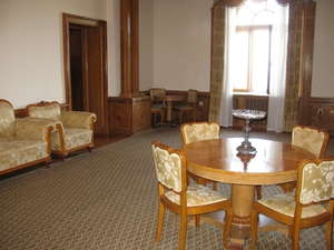 В просторной комнате юсуповского дворца в Крыму