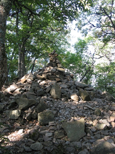 Горка из камней в лесу на горе Аю-даг
