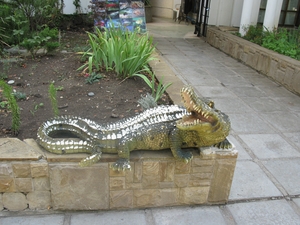 Скульптура крокодила на набережной в Партените