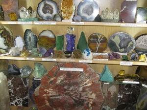 Срезы камней в музее в Партените