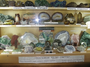 Красивые срезы камней в музее камня «Восьмое чудо света»