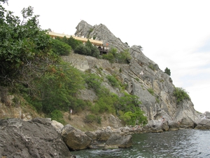 Скалистый берег территории дачи Чехова в Гурзуфе