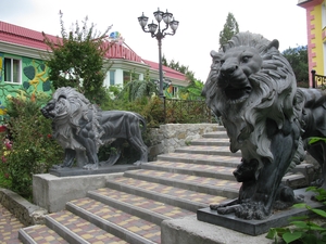 Львы у лестницы в ялтинском зоопарке