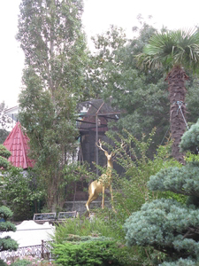 Золотистая скульптура оленя в ялтинском зоопарке
