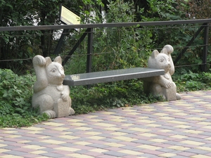 Интересня скамейка с котами в зоопарке Ялты