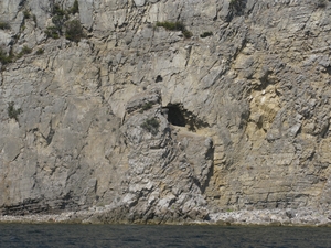 Отвесная скала на берегу моря