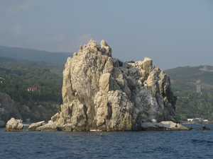 Большая скала в море