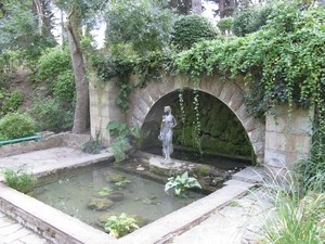 Интересный фонтан в парке санатория Карасан