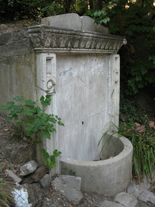 Старинный фонтан в парке санатория Утёс в Крыму