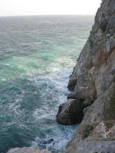 Бурлящее море у подножия скалы в Крыму